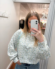 Load image into Gallery viewer, Lounge Pullover Blue Flower - Simply Southern