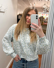 Load image into Gallery viewer, Lounge Pullover Blue Flower - Simply Southern